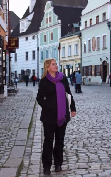 Průvodkyně Barbora Šiftová v historickém centru Českého Krumlova