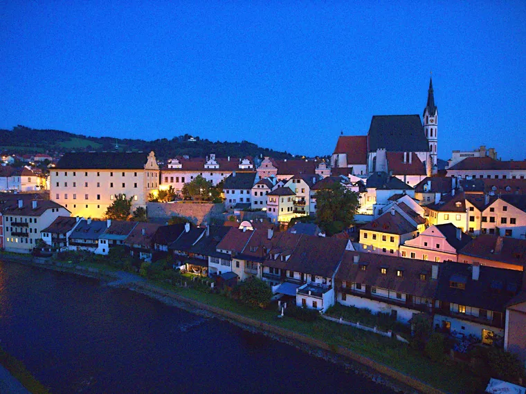 Pohled na kostel sv. Víta a historické centrum