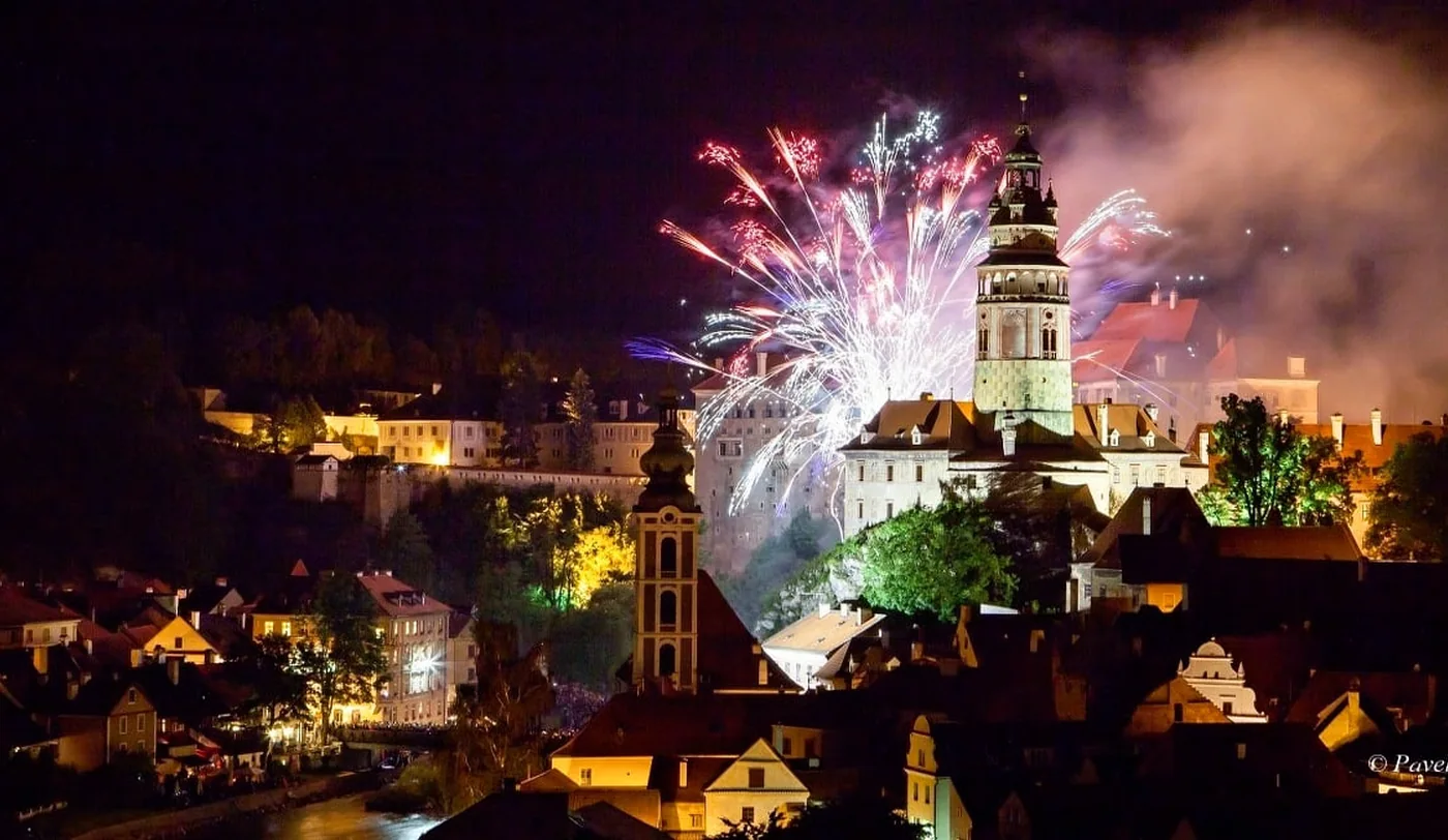 Noční Český Krumlov s ohňostrojem nad zámkem