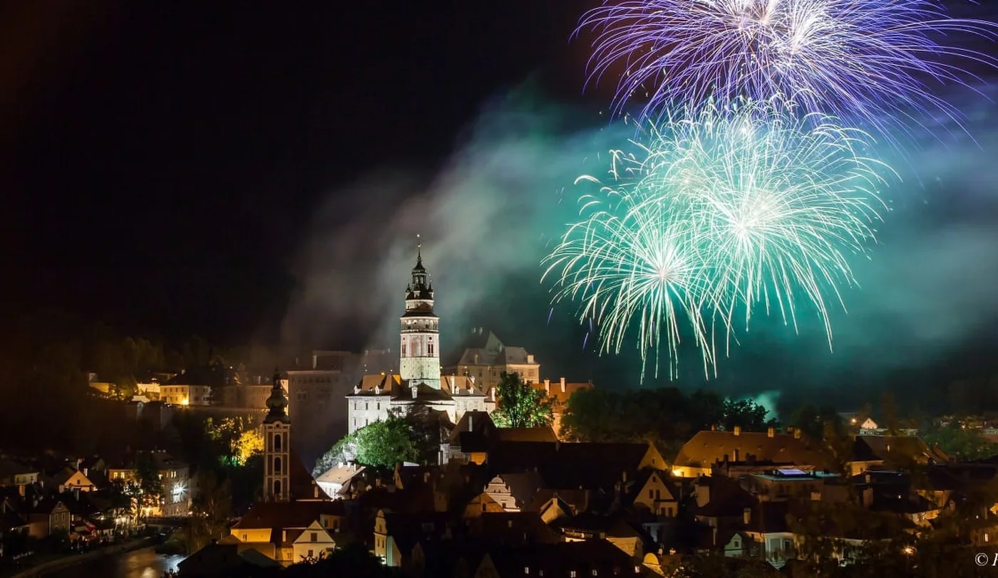 Noční Český Krumlov s ohňostrojem
