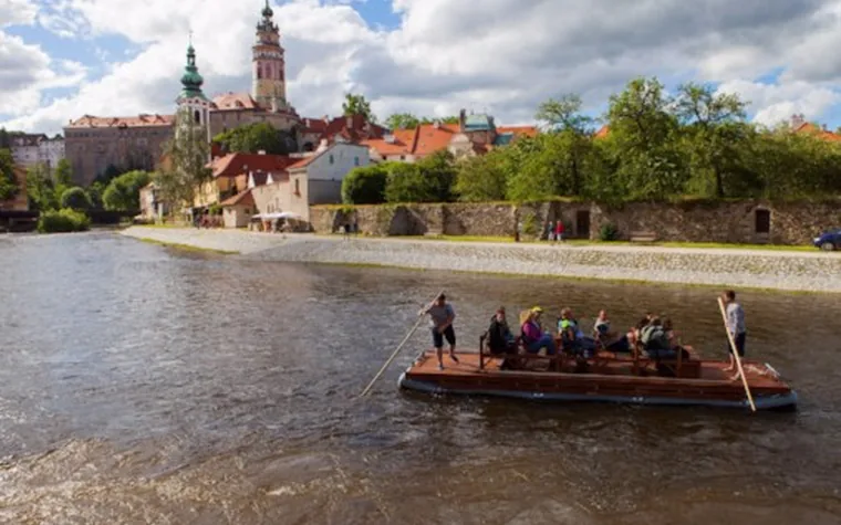 Vor s návštěvníky na Vltavě v Českém Krumlově